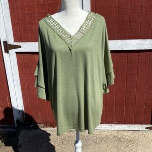 4/$20 green top with bell sleeves